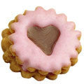 round crinkled with heart in middle linzer cookie cutter with ejector s0028 cookie